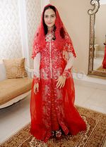 Nina Zatulini Lebih Cantik Dibalut Kebaya Merah atau Putih?