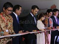 Rio dan Reza bersama aktris Park Bo Young saat pengguntingan pita KIFF 2015 di CGV blitz Grand Indonesia, Jakarta Pusat, Rabu (28/10/2015) malam.