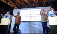 Presiden dan CEO FIF Group Suhartono, Wakil Presiden Direktur PT Astra Aviva Life Auddie A. Wiranata, Presiden Direktur PT Astra Aviva Life Philip C. Willcock, dan Presiden Direktur PT Astra Multi Finance Darwan Tirtayasa mengacungkan jempolnya. Ist/Astra Life.