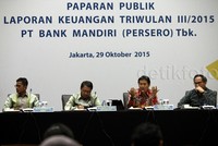 (Ki-ka) Direktur Treasury & Markets Bank Mandiri Pahala N. Mansury, Wadirut Bank Mandiri Sulaiman Arif Arianto, Dirut Bank Mandiri Budi G. Sadikin, Direktur Finance & Strategy Bank Mandiri Kartika Wirjoatmodjo, Direktur Micro & Business Banking Bank Mandiri Tardi melakukan paparan kinerja triwulan III/2015 Bank Mandiri, Kamis (29/10).