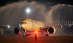 Pesawat Baru Garuda Indonesia Mendarat