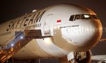 Pesawat Baru Garuda Indonesia Mendarat