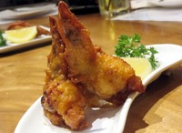 Gyoza buatan Ippudo, ​Teba Gyoza ​patut dicoba. Berisi adonan​ daging ayam berbumbu pedas. ​T​ekstur​nya ​ juicy dan gurih​ dengan aksen pedas.​