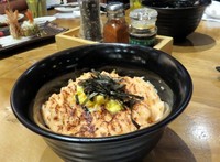 Sake Mentai Rice.​​N​asi hangat yang diberi toppng cincangan salmon dengan mayonnaise dan ​telur ikan cod​.