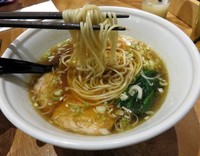 Tokyo Shoyu Chicken Ramen yang disajikan dengan menwa (pucuk rebung) yang renyah, rebusan bayam, chicken chasu dan narutomaki atau fish cake. Kuahnya yang gurih sangat pas disajikan panas-panas.