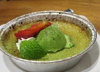 Matcha brulee bisa jadi pilihan yang tepat. Teksturnya lembut dengan tambahan karamel gula dan es krim matcha terasa manis untuk sajian penutup.