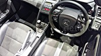 Sayang, saat detikOto menjajal mobil ini di area test drive Sirkuit Twin Ring Motegi, mobil ini terasa cukup sempit di ruang kemudinya, terutama di bagian kaki dan lutut. Apalagi dengan pengendara setinggi 170 cm dengan bobot tubuh sekitar 90 kg.