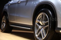 Pelek aloi ringan 21 inci dengan 5 jeruji kembar menambah kesan elegan dan sporty pada mobil ini.