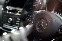 Setir sport AMG dilapisi kulit Nappa dan panoramic sliding sunroof yang memberikan kemewahan.