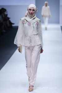 Ria Miranda Dynamic Bliss for Wardah. Jakarta Fashion Week 2016 at Senayan City. Jakarta. [Foto: Mohammad Abduh/Wolipop]