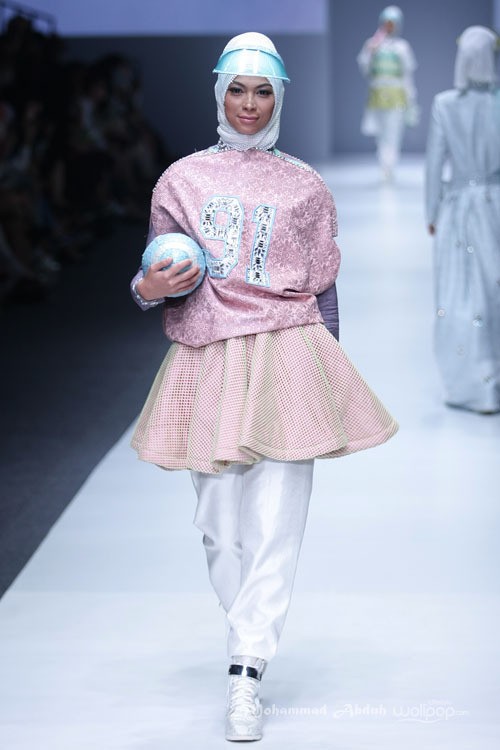 Dian Pelangi Dynamic Bliss for Wardah. Jakarta Fashion Week 2016 at Senayan City. Jakarta. [Foto: Mohammad Abduh/Wolipop]