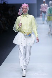 Dian Pelangi Dynamic Bliss for Wardah. Jakarta Fashion Week 2016 at Senayan City. Jakarta. [Foto: Mohammad Abduh/Wolipop]