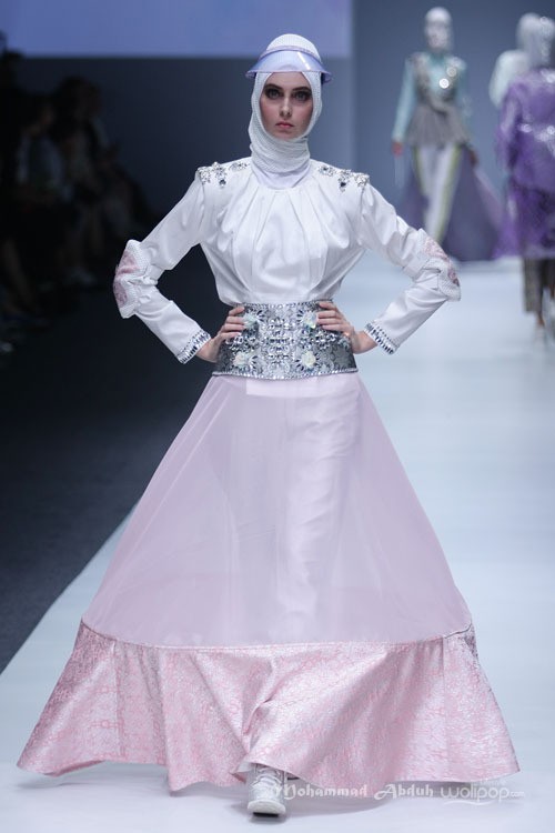 Dian Pelangi Dynamic Bliss for Wardah. Jakarta Fashion Week 2016 at Senayan City. Jakarta. [Foto: Mohammad Abduh/Wolipop]