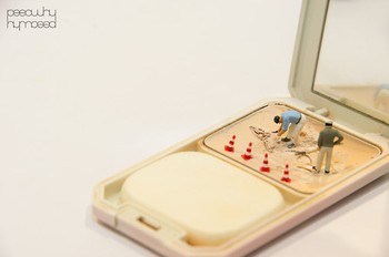 Dengan alat sedeherna, Poy brekreasi menciptakan foto yang memiliki cerita di dalamnya. (kredit foto: peeowhy)