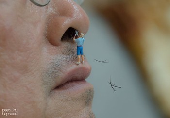 Untuk menggambarkan manusia mini, Poy menggunakan miniatur-miniatur kecil berwujud manusia. (kredit foto: peeowhy)