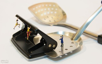 Hasil foto Poy sangat kreatif, menggabungkan objek benda mati dengan miniatur manusia berukuran kecil yang seolah menceritakan kegiatan manusia. (kredit foto: peeowhy)     