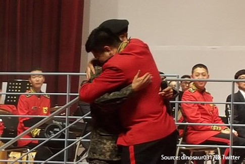 Shindong Peluk Donghae SuJu Saat Reuni di Acara Militer