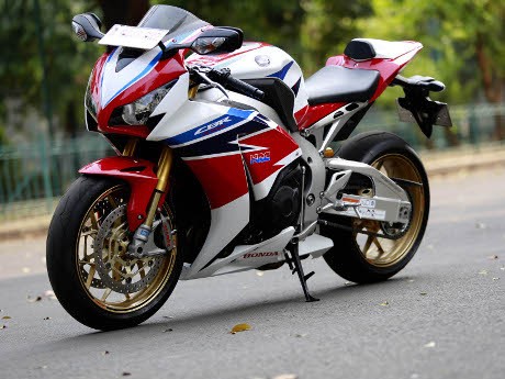 Butuh Nyali Besar untuk Taklukkan Honda CBR1000RR SP