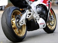 Butuh Nyali Besar untuk Taklukkan Honda CBR1000RR SP