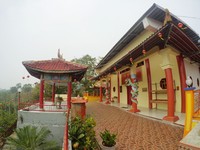 Traveler yang ingin wisata religi di Sorong, bisa mampir ke Vihara Buddha Jayanti. Bangunannya apik dan ada teras depan yang menawarkan panorama Sorong dari ketinggian (Kurnia/detikTravel)