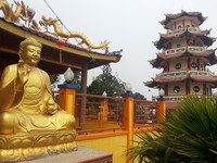 Di depan vihara, ada patung Buddha berwarna emas yang menghadap ke laut. Patung ini masih bagus dan terawat (Kurnia/detikTravel)