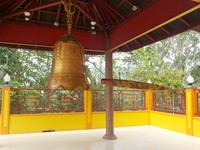 Sedangkan di sebelah vihara dibangun sebuah bangunan terbuka dengan lonceng di dalamnya. Warna lonceng itu tampak keemasan, tapi lebih gelap dari warna patung Buddha (Kurnia/detikTravel)