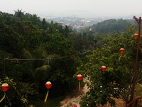 Dari teras di depan vihara akan terlihat pemandangan Sorong dari ketinggian. Jika cuaca cerah, lautan yang ada di kejauhan pun akan terlihat. Ini juga merupakan salah satu tempat terbaik untuk melihat sunset di Sorong (Kurnia/detikTravel)