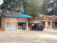 Di dekat area parkir, ada toko yang menjual suvenir dan keperluan ibadah. Contoh suvenirnya adalah patung kucing keberuntungan (Kurnia/detikTravel)