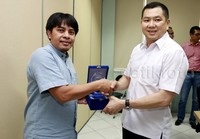 Hary Tanoesoedibjo memberikan cenderamata kepada Pimpinan Redaksi detikcom Arifin Asydhad.