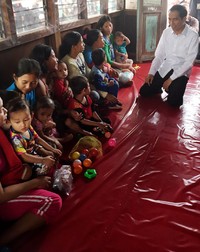 Jokowi menemui anak-anak korban asap. Laily Rachev/Setpres/detikFoto.