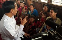 Jokowi berdialog dengan para orang tua di rumah evakuasi. Laily Rachev/Setpres/detikFoto.
