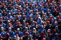 Mayoritas buruh memakai pakaian hitam dan biru.