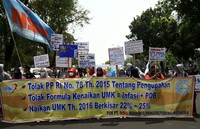 Buruh membawa spanduk bertuliskan 'Tolak PP Nomor 78/2015 tentang Pengupahan'.