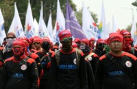 Buruh dari FSPMI kompak memakai pakaian serba hitam dan merah.