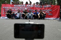 Para buruh sempat selfie sebelum longmarch ke Istana.