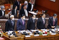 (Kiri ke kanan) Wakil Ketua DPR Agus Hermanto, Ketua DPR Setya Novanto, Wakil Ketua DPR Taufik Kurniawan, Wakil Ketua DPR Fadli Zon, dan Wakil Ketua DPR Fahri Hamzah kompak memakai masker. Pool/Lamhot Aritonang/detikFoto.