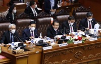 Taufik yang memimpin rapat melepas maskernya saat bicara. Pool/Lamhot Aritonang/detikFoto.