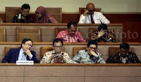 Perwakilan pemerintah mengikuti sidang paripurna.