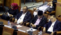 Karena kelelahan, sejumlah anggota DPR tertidur pulas saat rapat paripurna.