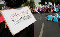 Upah miris bini menangis salah satu tulisan dari poster yang mereka bawa. Alfathir Yulianda/detikFoto.