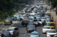 Banyak kendaraan yang memutar arah.
