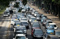 Sejumlah kendaraan nekat menerobos jalur TransJakarta untuk menghindari macet.