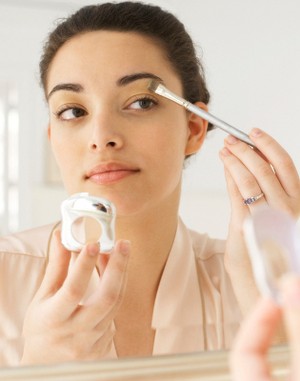 Perlukah Ikuti Sekolah Makeup Agar Mahir Merias Diri Sendiri?