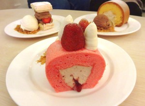 Rati Rati: Lembut Melayang Roll Cake dan Kardinal Chocolate Gaya Jepang