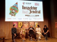 Pertunjukan ini diadaptasi dari naskah dramawan Rusia, Nikolai Gogol dengan judul 'Revizor'.
