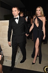 Matt menggandeng pacarnya yang seksi saat tiba di lokasi acara. Jason Merritt/Getty Images for amfAR/detikFoto.