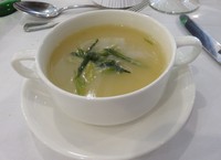 Hidangan Potato Leek Soup yang kental gurih dengan tambahan irisan daun bawang. Sluurp, enak!
