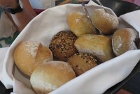 Roti dinner rolls terasa gurih dan sangat cocok disantap dengan olesan butter.