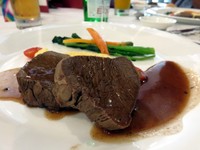 Braised Medallion Beef yang super empuk dengan siraman saus lada hitam. D​i​tambahkan dengan kailan dan wortel.