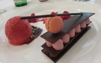 Acara table manner ditutup dengan hidangan Raspberry and Chocolate Mille Feuille yang disajikan dengan saus strawberry dan blackpepper salsa.